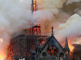 Nhà thờ Đức Bà Paris đã bốc cháy vào đêm 15/4. Đây là một công trình kiến trúc nổi tiếng đã tồn tại 800 năm, một biểu tượng của thủ đô Paris, Pháp (ảnh: Reuters)