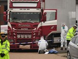 Cảnh cát khám nghiệm chiếc xe container chứa 39 thi thể (ảnh: Sky News)