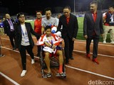Evan Dimas bị chấn thương phải ngồi xe lăn (ảnh: Detik.com)