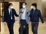 Báo chí Hàn Quốc phỏng vấn Phó Chủ tịch Samsung tại sân bay trước khi sang Việt Nam (Ảnh: Korea Times)