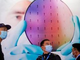 Khách tham quan một gian trưng bày tại hội chợ thương mại công nghệ SEMICON ở Thượng Hải. Trung Quốc cũng đã đầu tư rất nhiều vào ngành công nghiệp bán dẫn của mình, thông qua một quỹ do nhà nước hậu thuẫn (ảnh: Reuters)