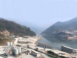 Công trình xây dựng đập thủy điện Xayaburi chặn dòng nước Mekong đang được gấp rút hoàn thành - Ảnh: Quốc Việt