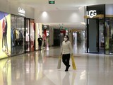 Một nhân viên vệ sinh làm việc trong trung tâm mua sắm nằm ở trung tâm thủ đô Bắc Kinh ngày 2/2 (Ảnh: Reuters)