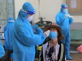 Nhân viên y tế lấy mẫu xét nghiệm virus SARS-CoV-2. Ảnh BYT.