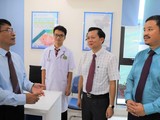 Dược sĩ Nguyễn Bình Minh (ngoài cùng bên phải) - Chủ tịch Tập đoàn y tế AMV Group (Ảnh: CDC Quảng Ninh)
