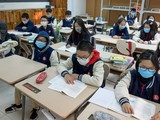 Học sinh phải mang khẩu trang trong lớp học ở Hà Nội (Nguồn ảnh: Zing News)