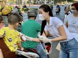 Cử chỉ đẹp của Hoa hậu Khánh Vân gửi tặng 200 chai nước rửa tay sát khuẩn cho người dân