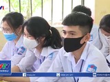 Học sinh Thái Bình đi học trở lại nhưng khó tách lớp do không đủ cơ sở và giáo viên (Ảnh: VTV1)