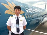 Cơ trưởng Phạm Đình Hưng sáng nay đã rời sân bay Nội Bài đi Bata (Guinea Xích đạo) đón 219 người Việt hồi hương, trong đó có 129 người nhiễm COVID-19 (Ảnh: báo Giao thông)