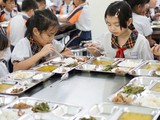 Bữa ăn trưa ngày 3/11 của học sinh Trường Tiểu học Trần Thị Bưởi (Ảnh: Minh Nhật)
