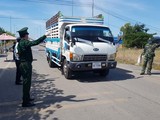 Lực lượng chức năng kiểm soát cửa khẩu An Giang sau khi có nhiều ca nhiễm COVID-19 nhập cảnh trái phép bằng cách đi xe tải qua biên giới (Ảnh: Bửu Đấu)