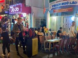Karaoke tự phát trên phố Phạm Ngũ Lão quận 1 - Ảnh: Lê Phong