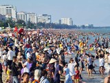 Bãi biển Vũng Tàu rất đông du khách về vui chơi trong dịp nghỉ lễ - Ảnh: VNN