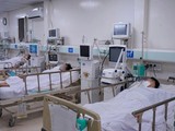 Bệnh nhân ngộ độc Methanol nhập viện vào Bệnh viện Nhân dân Gia Định. Ảnh: Báo Tin tức
