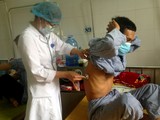 Bệnh nhân lao được bác sĩ khám chữa tại cơ sở y tế
