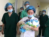 Nhóm bác sĩ đưa em bé mới sinh tới Bệnh viện Phụ sản Trung ương để chăm sóc