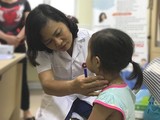 TS. Nguyễn Việt Hoa - Trưởng khoa Phẫu thuật nhi và trẻ sơ sinh thăm khám cho trẻ.