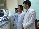 Nhóm bác sĩ của Bệnh viện Trung ương Quân đội 108 xem phim chụp của bệnh nhân đột quỵ