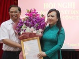 Ông Phạm Minh Chính trao quyết định bổ nhiệm cho bà Nguyễn Thị Kim Tiến (Ảnh: Chinhphu.vn)