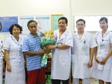 Ông Siêng Bun Thăn tặng hoa cho các bác sĩ của Bệnh viện Phổi Trung ương.