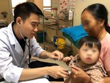 Bác sĩ của Bệnh viện E khám bệnh tại Lai Châu.