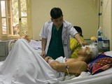 Bác sĩ của Bệnh viện chăm sóc cho bệnh nhân tai nạn sau mổ (Ảnh: BVCC)