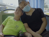 Lu Zikuan cùng bố trên chuyến xe buýt tới bệnh viện để chữa bệnh.