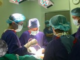 Các bác sĩ của Bệnh viện Hữu nghị Việt Đức vi phẫu bảo tồn bàn tay của bé trai 23 tháng tuổi.