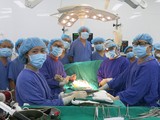 Kíp phẫu thuật cho bệnh nhân H. đã làm việc vất vả trong 12 tiếng đồng hồ, nỗ lực cứu sống người bệnh (Ảnh: BVCC)