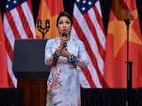 Video: Ca sĩ Mỹ Linh hát quốc ca chào mừng Tổng thống Obama thăm Việt Nam