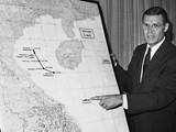 Bộ trưởng Quốc phòng Mỹ Robert S. McNamara trình bày về vụ việc xảy ra trong Vịnh Bắc Bộ (sự kiện Vịnh Bắc Bộ lần 2) ngày 4/8/1964 trong cuộc họp báo nửa đêm tại Lầu Năm Góc.