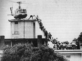Bức ảnh đi vào lịch sử: Đám đông tranh nhau lên trực thăng trên nóc một ngôi nhà Sài Gòn.