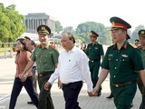 Thủ tướng đồng ý từ ngày 15/8, tiếp tục mở cửa Lăng đón tiếp phục vụ nhân dân và du khách đến viếng Bác và tưởng niệm các Anh hùng liệt sỹ.