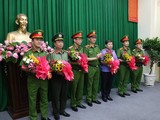 Thiếu tướng Nguyễn Duy Ngọc, Thứ trưởng Bộ Công an trao thưởng cho các đơn vị.