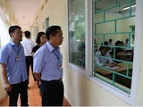Ông Bùi Trọng Đắc, Giám đốc Sở Giáo dục Hòa Bình đi kiểm tra thi THPT Quốc gia năm 2018 (ảnh hoabinh.edu.vn).