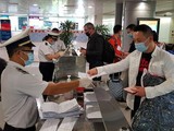 Kiểm dịch quốc tế cho người nhập cảnh tại sân bay Tân Sơn Nhất (Ảnh: M.T)