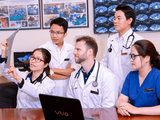 Hiện nay có nhiều cơ sở y tế Việt Nam mời các chuyên gia nổi tiếng thế giới, khu vực đến khám bệnh, chữa bệnh.