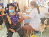 Tiêm vaccine phòng COVID-19 mũi 4 cho lực lượng tuyến đầu và người dân từ 50 tuổi đủ điều kiện tiêm chủng tại điểm tiêm Trường TH&THCS Đồn Đạc II (xã Đồn Đạc, huyện Ba Chẽ).