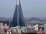 Khách sạn Ryugyong nằm giữa trung tâm thủ đô Bình Nhưỡng, Triều Tiên (Ảnh: CNN)