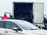 41 người di cư trái phép trốn trong khoang lạnh xe tải bị cảnh sát Hy Lạp phát hiện (Ảnh: CNN)