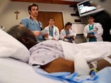 Ở Mỹ, sinh viên thực tập ngành y tại một bệnh viện, hay bác sĩ nội trú, là nghề được trọng dụng và được trả lương cao (Ảnh: The Nation)