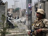 Lính gác canh giữ hiện trường vụ tấn công của Taliban nhắm vào trụ sở cảnh sát quận 6 ở thủ đô Kabul, Afghanistan hồi tháng 8/2019 (Ảnh: CNN)