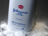 Sản phẩm phấn rôm trẻ em của Johnson & Johnson gây tranh cãi vì cáo buộc có chứa chất gây ung thư (Ảnh: Reuters)