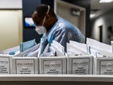 Dữ liệu đánh giá thử nghiệm vaccine của Moderna được lưu tại Trung tâm nghiên cứu Mỹ ở Hollywood, Florida (Ảnh: AFP)