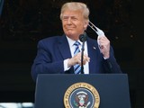 Tổng thống Trump tháo phăng chiếc khẩu trang trong lúc phát biểu tại Nhà Trắng hôm 10/10 (Ảnh: AP)