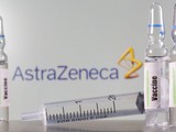 Vaccine do AstraZeneca/Oxford sản xuất bị nhiều nước tạm ngừng sử dụng do lo ngại về tác dụng phụ nghiêm trọng (Ảnh: CNBC)