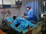 Các bệnh viện ở New Delhi kín giường bệnh, lượng oxy y tế trở nên khan hiếm (Ảnh: Reuters)