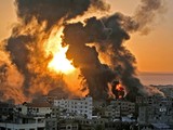 Những cột khói lớn bốc lên ở Dải Gaza sau đòn không kích của Israel (Ảnh: Newsweek)