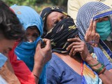 Nỗi thống khổ của người dân Ấn Độ khi mất đi người thân trong làn sóng dịch COVID-19 thứ hai (Ảnh: AFP)