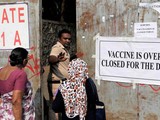 Một người dân Ấn Độ bị từ chối cho vào điểm tiêm chủng, do hết vaccine COVID-19 (Ảnh: Reuters)